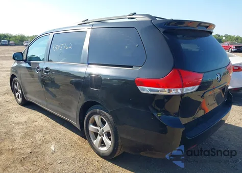 2012 Toyota Sienna Le V6 8 Passenger z USA, uszkodzony, nr VIN 5TDKK3DC5CS238128